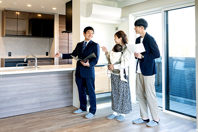 担当者の説明を聞きながら内見を行うイメージ
