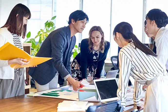 データ分析をする人のイメージ